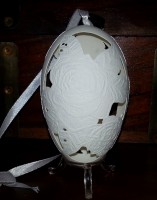 Gänseei mit Schleife