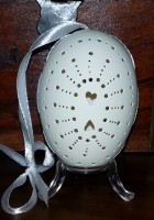 Gänseei mit Schleife