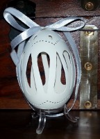 Gänseei mit Schleife