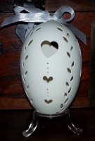 Gänseei mit Schleife