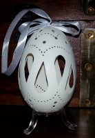 Gänseei mit Schleife