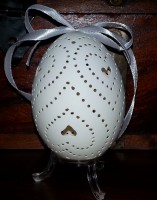 Gänseei mit Schleife