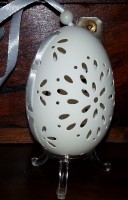 Gänseei mit Schleife